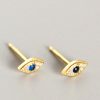 Pendientes Ojitos Oro. Pequeños pendientes mini en plata de ley chapada en oro de ojo con diamantes y una piedra azul.