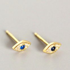 Pendientes Ojitos Oro. Pequeños pendientes mini en plata de ley chapada en oro de ojo con diamantes y una piedra azul.