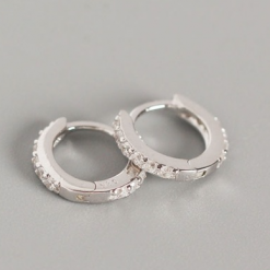 Pendientes Emily Plata. Ideales pendientes de aro mini en plata de ley con pequeños diamantes. Un clásico.