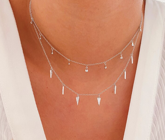 Cuernitos Plata. Colgantes y collares minimalistas de plata de ley 925 con charms de mini cuernos repletos de circonitas. Perfecto como joya de diario.