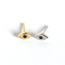 Pendientes Ojitos. Pequeños pendientes mini en plata de ley de ojo con diamantes y una piedra azul.
