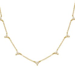 Colgante Triangulito Oro. Delicado collar dorado hecho de plata de ley chapada en oro 18k con varios colgantes en forma de triándulo con circonitas.