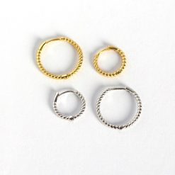 Pendientes Lulú Plata. Elegantísimos pendientes de aro gallonados dorados plateados. Hechos en plata chapada en oro y en varios tamaños.
