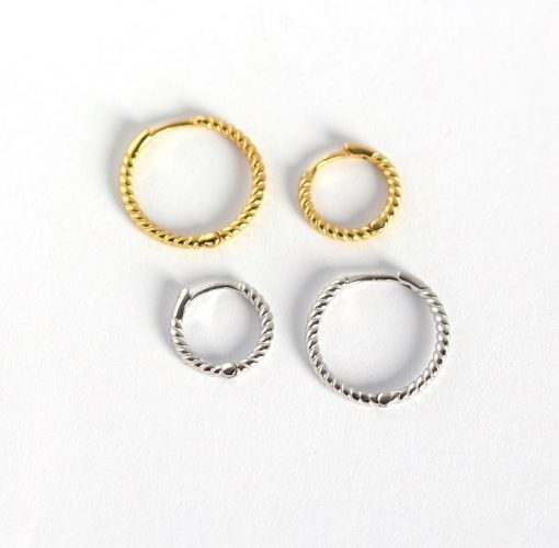 Pendientes Lulú Plata. Elegantísimos pendientes de aro gallonados dorados plateados. Hechos en plata chapada en oro y en varios tamaños.
