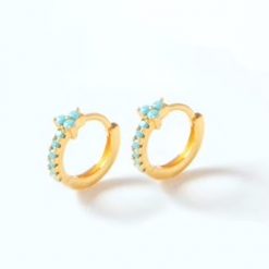 Pendientes Turquesa Tríada Oro . Pequeños pendientes de aro mini de bolas en oro con piedra turquesa en el centro.