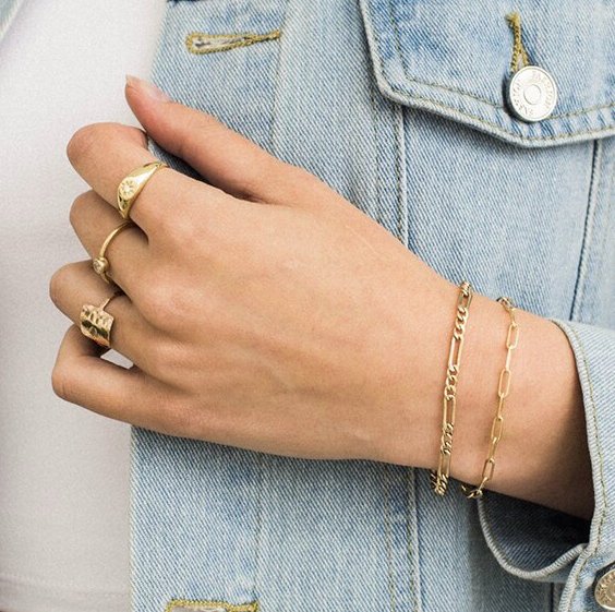 Pulseras de oro anillos dorados estilismo