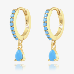 Pendientes Aro Turquesa Oro. Pequeños pendientes de aro mini en plata de ley bañada en oro 18k con piedras turquesas y colgante charm.