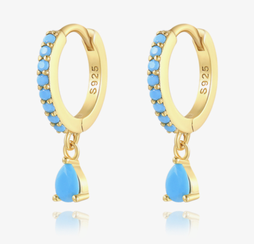 Pendientes Aro Turquesa Oro. Pequeños pendientes de aro mini en plata de ley bañada en oro 18k con piedras turquesas y colgante charm.