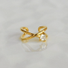 Pendientes Ear cuff Victoria Oro. Dos aros dorados entrecruzados, mini, con un pequeño diamante. Pendientes de aro sin agujero.