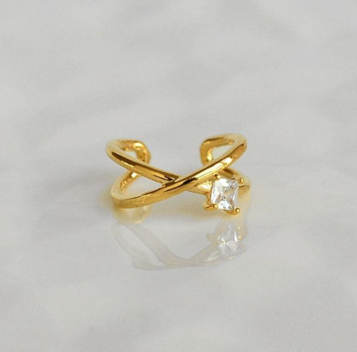 Pendientes Ear cuff Victoria Oro. Dos aros dorados entrecruzados, mini, con un pequeño diamante. Pendientes de aro sin agujero.