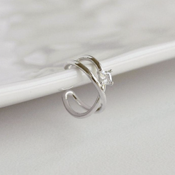Pendientes Ear cuff Victoria Plata. Dos aros plateados entrecruzados, mini, con un pequeño diamante. Pendientes de aro sin agujero.