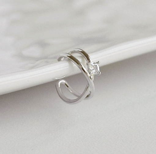 Pendientes Ear cuff Victoria Plata. Dos aros plateados entrecruzados, mini, con un pequeño diamante. Pendientes de aro sin agujero.