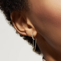 Pendientes Aro Cadena Oro. Aros con piedras tipo diamante y cadena. Aros dorados con circonitas y pequeñas cadenas.