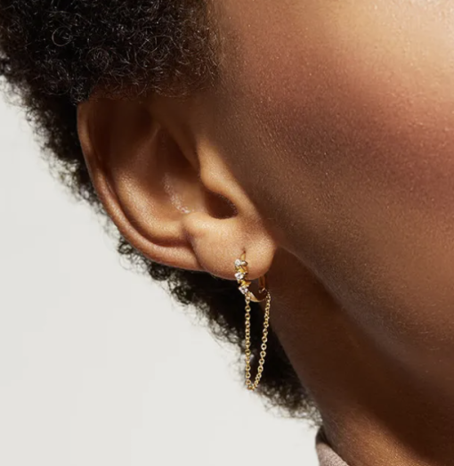 Pendientes Aro Cadena Oro. Aros con piedras tipo diamante y cadena. Aros dorados con circonitas y pequeñas cadenas.