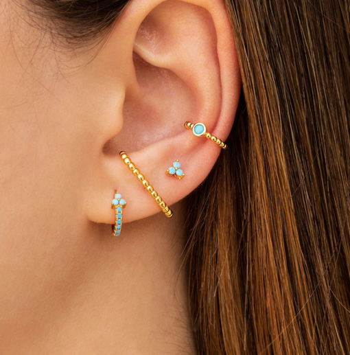 Pendientes Turquesa Tríada Aro Oro. Pequeños pendientes de aro en oro 18k con piedras turquesas y circonitas en el aro y el centro.