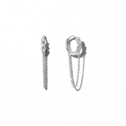 Pendientes Aro Cadena Plata. Aros plateados hechos de plata de ley 925 con diamantes circonitas y una cadena colgante.