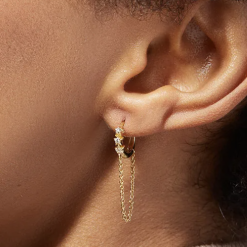 Pendientes Aro Cadena Plata. Aros plateados hechos de plata de ley 925 con diamantes circonitas y una cadena colgante.