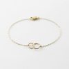 Pulseras doradas minimalistas. Circulitos es una delicada pulsera elaborada en plata de ley 925 bañada en oro 18k con dos pequeños anillos entrelazados.