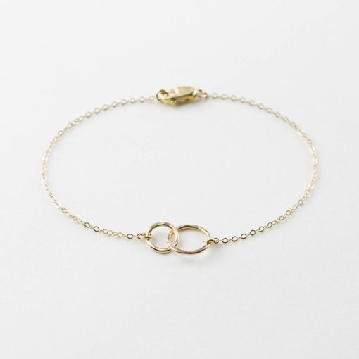 Pulseras doradas minimalistas. Circulitos es una delicada pulsera elaborada en plata de ley 925 bañada en oro 18k con dos pequeños anillos entrelazados.