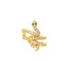 Pendiente Ear Cuff Sneaky Oro. Pendiente sin agujero dorado con una pequeña serpiente de pavé de brillantes, con esmeraldas.