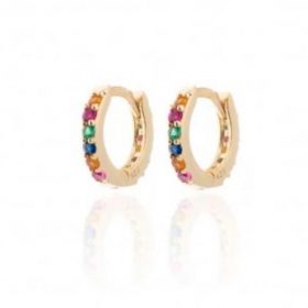Pendientes Emily Rainbow de Oro. Pequeños pendientes de aro mini dorados con sus pequeñas piedras de colores.