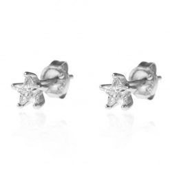 Los Pendientes Estrellita Brilli Oro son tan pequeños que puedes dormir con ellos. Muy estilosos, iluminan el rostro. Pendientes Mini de oro en forma de estrella con brillantito.