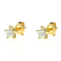 Los Pendientes Estrellita Brilli Oro son tan pequeños que puedes dormir con ellos. Muy estilosos, iluminan el rostro. Pendientes Mini de oro en forma de estrella con brillantito.