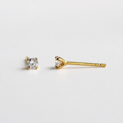 Pendientes Dormiloncilla Oro. Pendientes mini de oro con un brillante. Pendientes dormilona de diario elegantes bañados en oro 18k.
