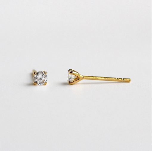 Pendientes Dormiloncilla Oro. Pendientes mini de oro con un brillante. Pendientes dormilona de diario elegantes bañados en oro 18k.