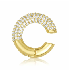 Pendiente Ear cuff Shiny Blanco Oro 18k. Pendientes ear cuff dorados de oro con brillantes de varios colores. Pendientes sin agujero.