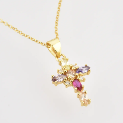 Colgante Cruz Piedras colores Oro 18k. Cadena dorada con charm o colgante cruz de oro con piedras de colores. Cruces colores.