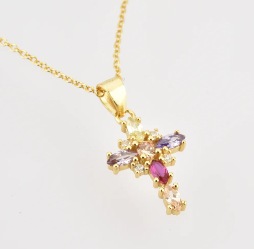 Colgante Cruz Piedras colores Oro 18k. Cadena dorada con charm o colgante cruz de oro con piedras de colores. Cruces colores.