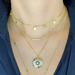 Collar Círculos y Estrellas Oro 18k. Colgante dorado con charms de círculos con circonitas y estrellas minimalista y elegante. Collar de cadena de oro.