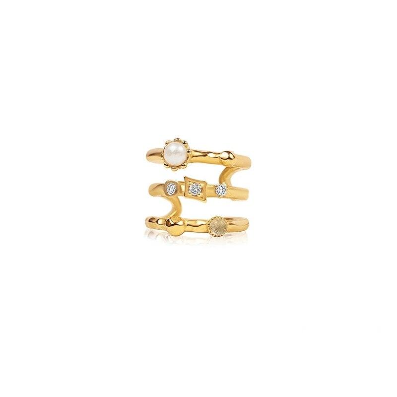 Elegante Ear Cuff West Oro. Pendiente para piercing sin agujero en color dorado con diamantes, piedras y una perla.
