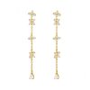Pendientes Largos Flor Oro para fiesta evento. Sofisticados. De oro con diamantes circonitas en forma de pétalos de flor.