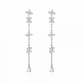 Pendientes Largos Flor Oro para fiesta evento. Sofisticados. De oro con diamantes circonitas en forma de pétalos de flor.