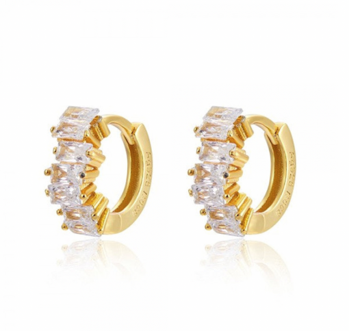 Pendientes de Aro Brillantitos Oro. Pendientes de aro dorados con tres diamantes. Son pequeños, pegaditos a la oreja.