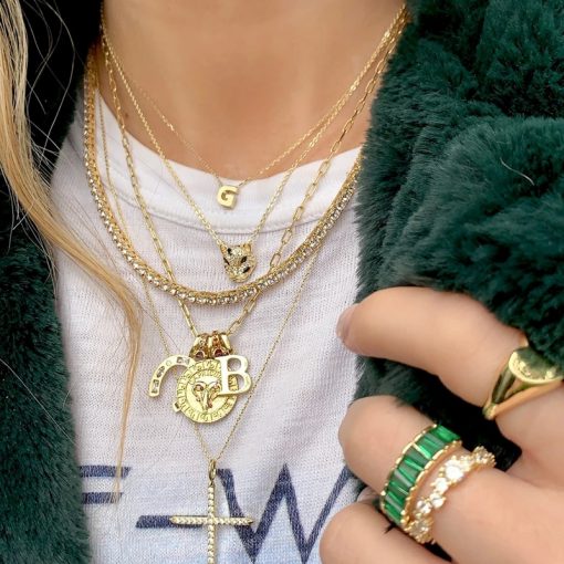 Precioso colgante Puma Diamante Blanco Oro. Colgante dorado con charm en forma de puma y cadena hecho en oro 18k.