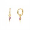 Pendientes Aro Rayo Lila Oro. Aros dorados de plata de ley chapada en oro 18 k con charm colgante de rayo esmaltado en color lila.
