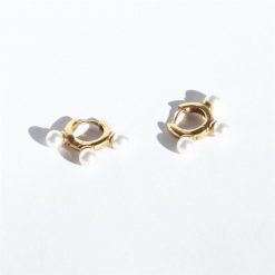 Pendientes Aro Tres Perlas Oro. Aros dorados con tres perlas en plata de ley 925 chapada en oro 18 k con tres perlas.