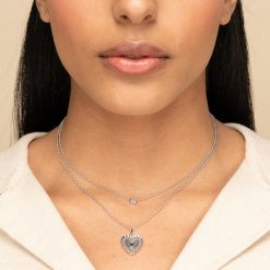 Colgante Corazón Plata Péndulo. Colgante corazón oro 18 k. Fina cadena dorada con colgante charm en forma de corazón labrado.