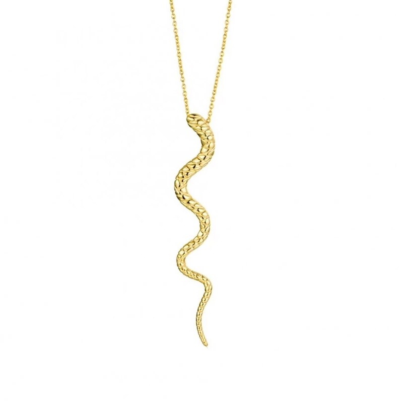 Colgante serpiente oro. Cadena dorada fina con charm colgante en forma de serpiente en plata de ley bañada en oro 18 k.