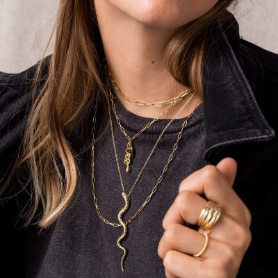 Colgante serpiente oro. Cadena dorada fina con charm colgante en forma de serpiente en plata de ley bañada en oro 18 k.