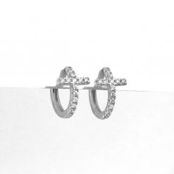 Pendientes Mini Cruz Plata. Pendientes de Aro pequeños dorados plateados en forma de cruz con pequeños diamantes.