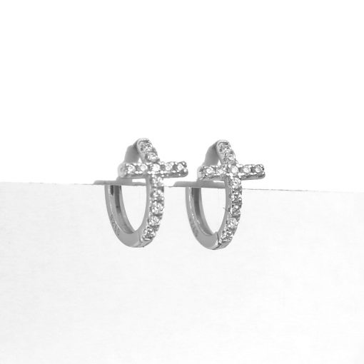 Pendientes Mini Cruz Plata. Pendientes de Aro pequeños dorados plateados en forma de cruz con pequeños diamantes.