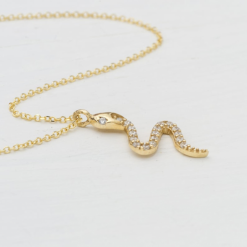 Colgante Serpiente Brillantes oro. Cadena dorada fina con charm colgante en forma de serpiente. Plata de ley bañada en oro 18 k con circonita.