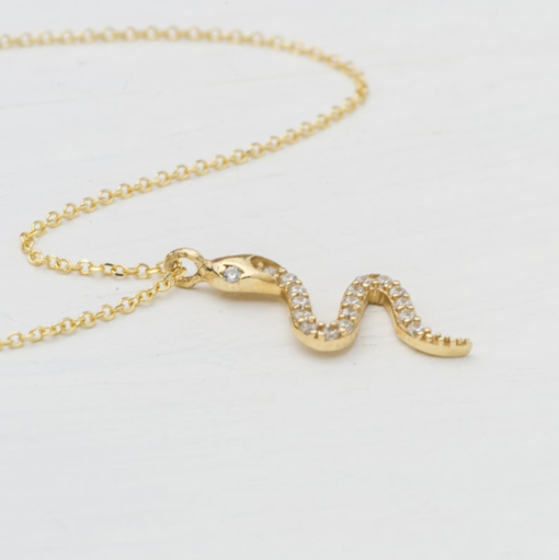 Colgante Serpiente Brillantes oro. Cadena dorada fina con charm colgante en forma de serpiente. Plata de ley bañada en oro 18 k con circonita.