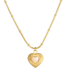 Colgante Corazón Oro Péndulo. Colgante corazón acero inoxidable. Fina cadena dorada con colgante charm en forma de corazón labrado.