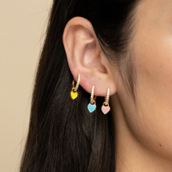 Pendientes Aro Corazón Rosita Oro ideales. Aros dorados con piedras circonitas y charm colgante en forma de corazón