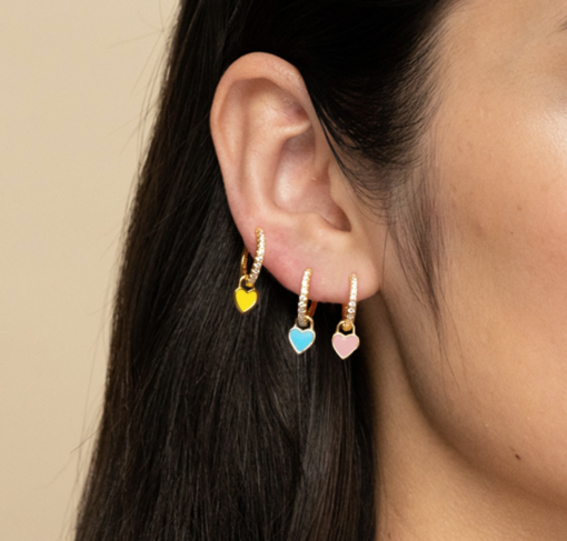 Pendientes Aro Corazón Rosita Oro ideales. Aros dorados con piedras circonitas y charm colgante en forma de corazón